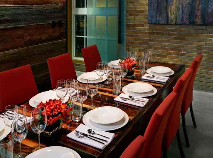 Столик на шесть человек